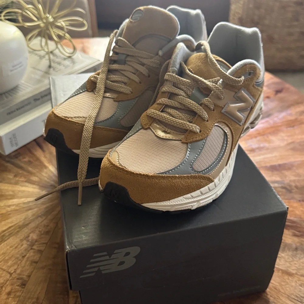 New Balance‎ 2002R 6.5 women’s - Picture 6 of 7
